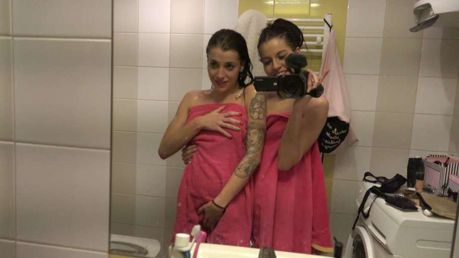 Czech Twins 5 Dellai Kardeşler Doğumgünlerini Çağırdıkları Arkadaşıyla Sikişerek Kutluyor Türkçe Altyazılı Porno