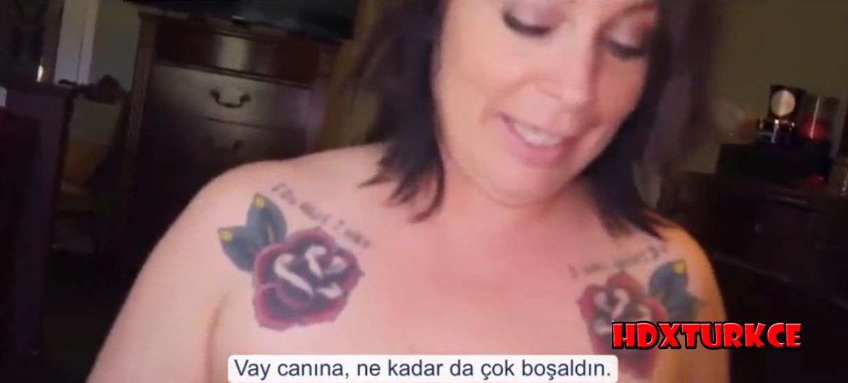 Üvey Oğluna Boşalması İçin Memelerini Gösterdi